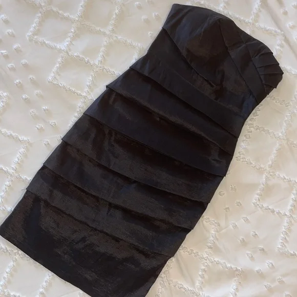 Black Strapless Cocktail Dress 🖤 - Picture 2 of 14